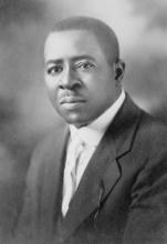 Black and white portrait of Robert Sengstacke Abbott