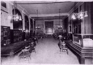 Image of the inside of the library in 1912